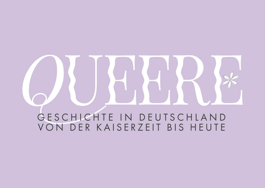 Schriftzug "Queere Geschichte in Deutschland von der Kaiserzeit bis heute" auf violettem Hintergrund