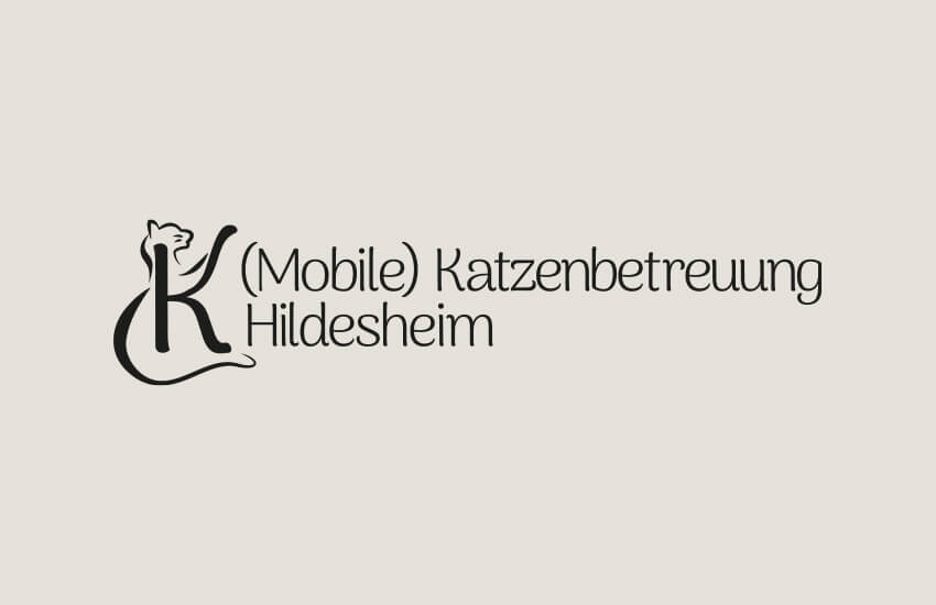 Das Hauptlogo für die (Mobile) Katzenbetreuung Hildesheim. Die Bildmarke zeigt ein K um das eine Katze ist, die ihre Pfote in die Höhe streckt.