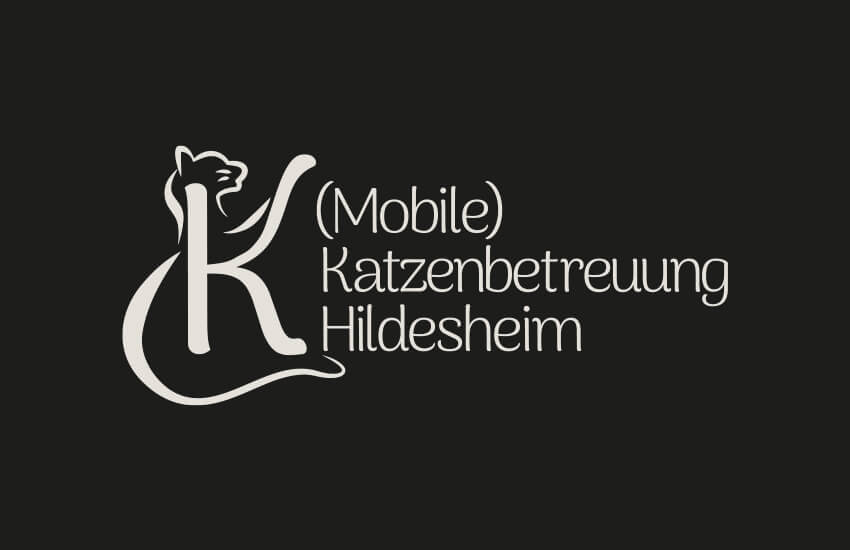 Eine Logoversion für die (Mobile) Katzenbetreuung Hildesheim. Die Bildmarke zeigt ein K um das eine Katze ist, die ihre Pfote in die Höhe streckt.